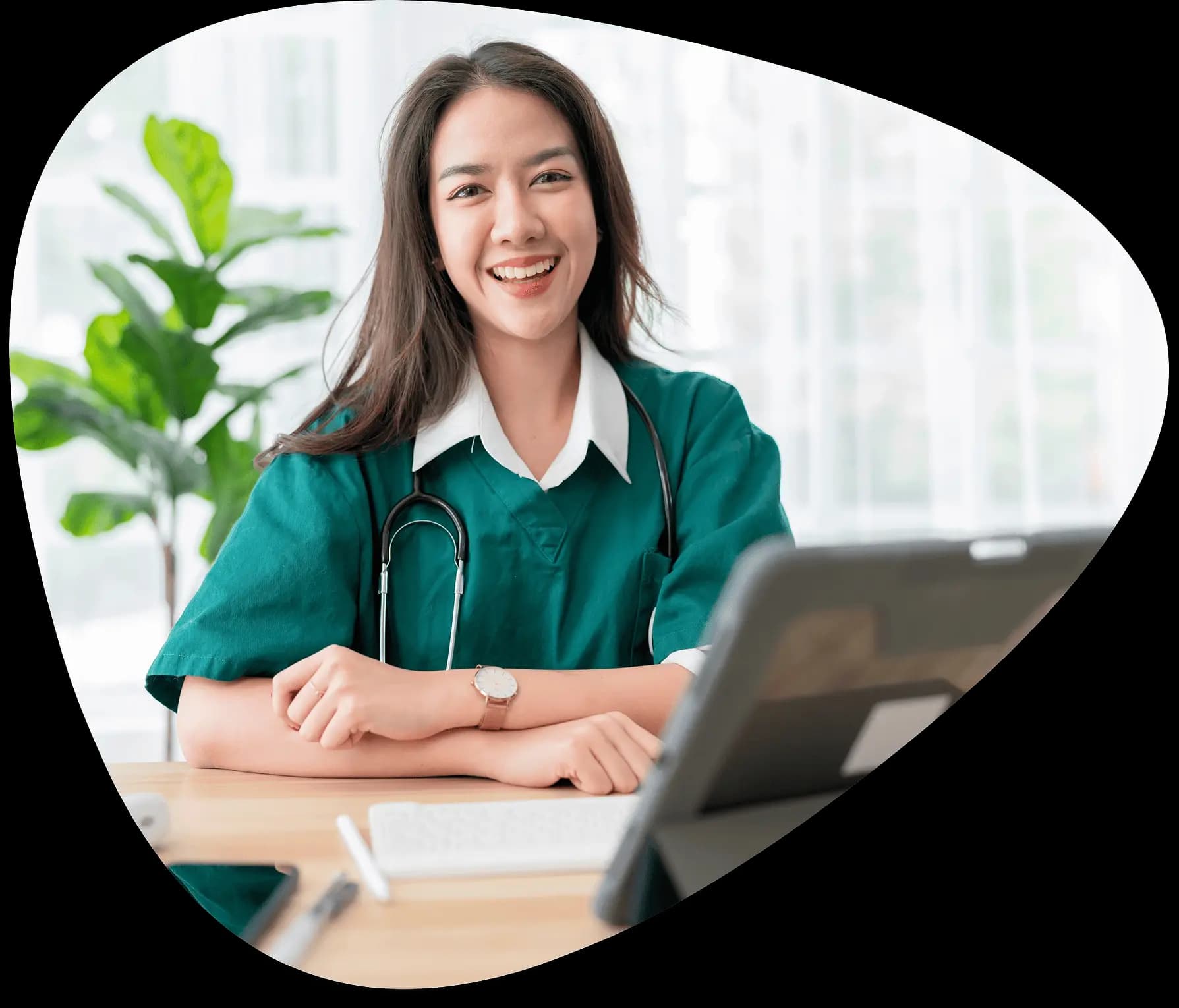 Profesional de la salud sonriendo en un escritorio