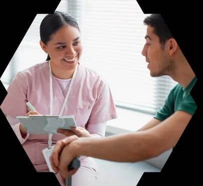 Proveedor de salud hablando con un paciente