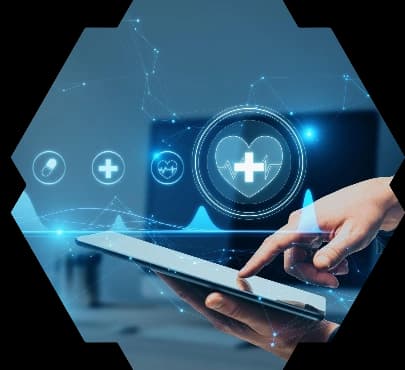 Profesional de salud revisando signos vitales en una tableta